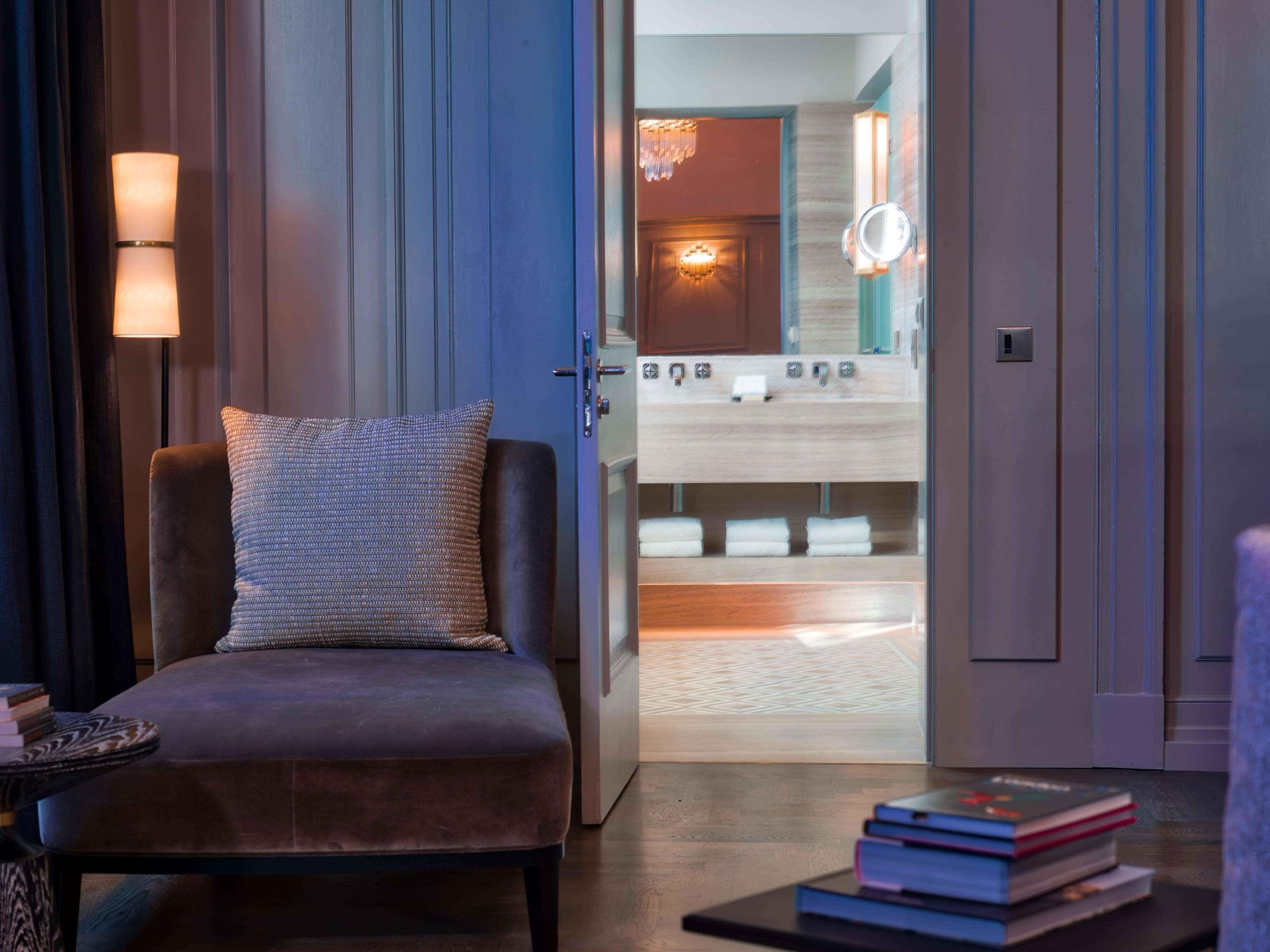 The Trafalgar St. James, Curio Collection By Hilton 5* Londen