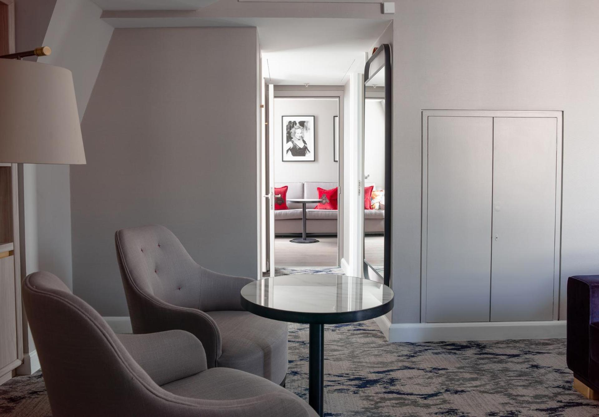 The Trafalgar St. James, Curio Collection By Hilton 5* Londen